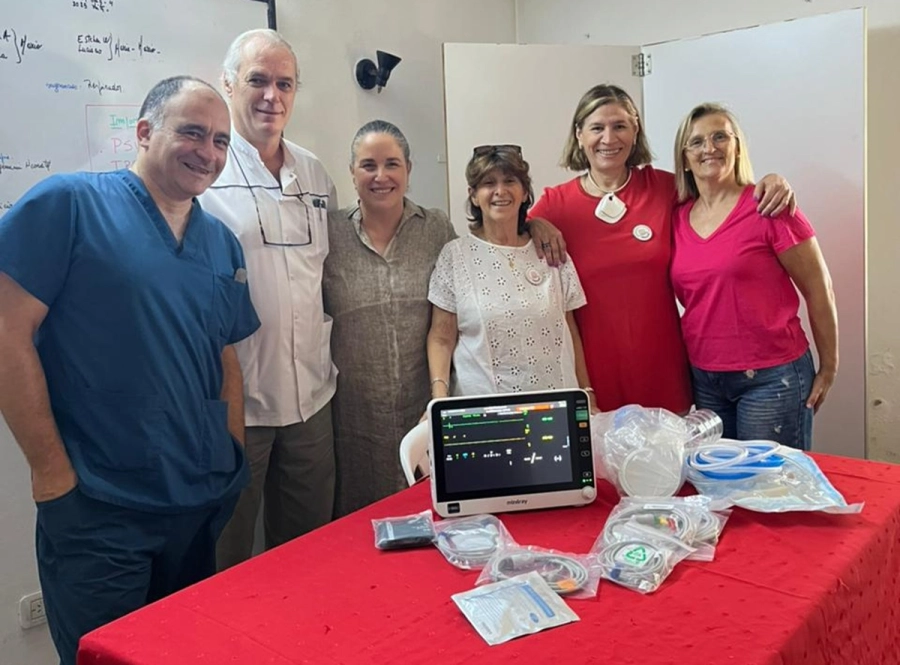 <i>Los doctores Fraccarolli, Cigliuti y Roldan juntoa Mariana Esnaola, Claudia Arga&ntilde;araz y Adriana Campbell</i>