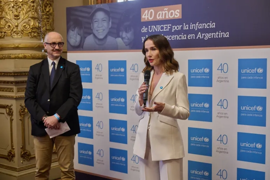 <i>Rafael Ram&iacute;rez Mesec (UNICEF) junto a Natalia Oreiro</i>