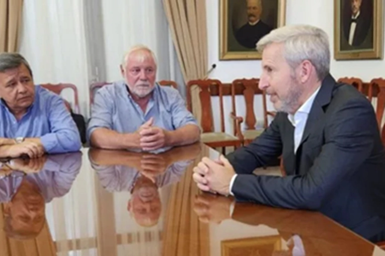 El Gobierno convoc&oacute; a los gremios estatales a la paritaria salarial 2026