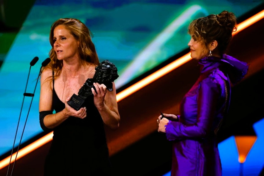 <i>La productora Leticia Cristi con el Goya en la mano. A su lado, Dolores Fonzi </i>