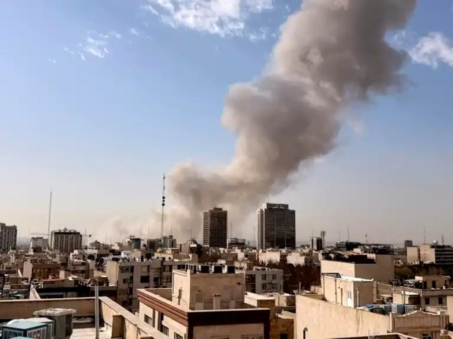 <i>Bombardeos: el pa&iacute;s hebreo declar&oacute; el estado de emergencia y el cierre de su espacio a&eacute;reo</i>