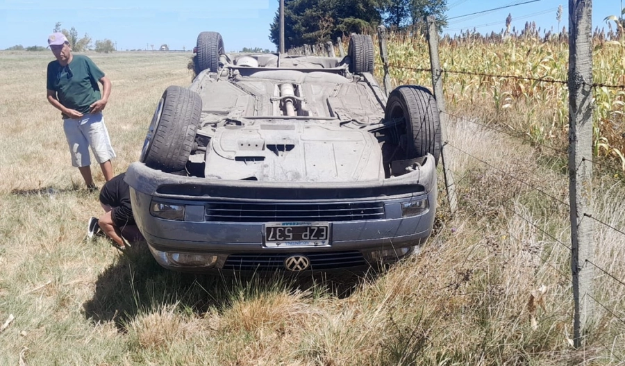 <i>Volkswagen Polo que circulaba desde Federaci&oacute;n hacia Buenos Aires volc&oacute; en el kil&oacute;metro 22</i>
