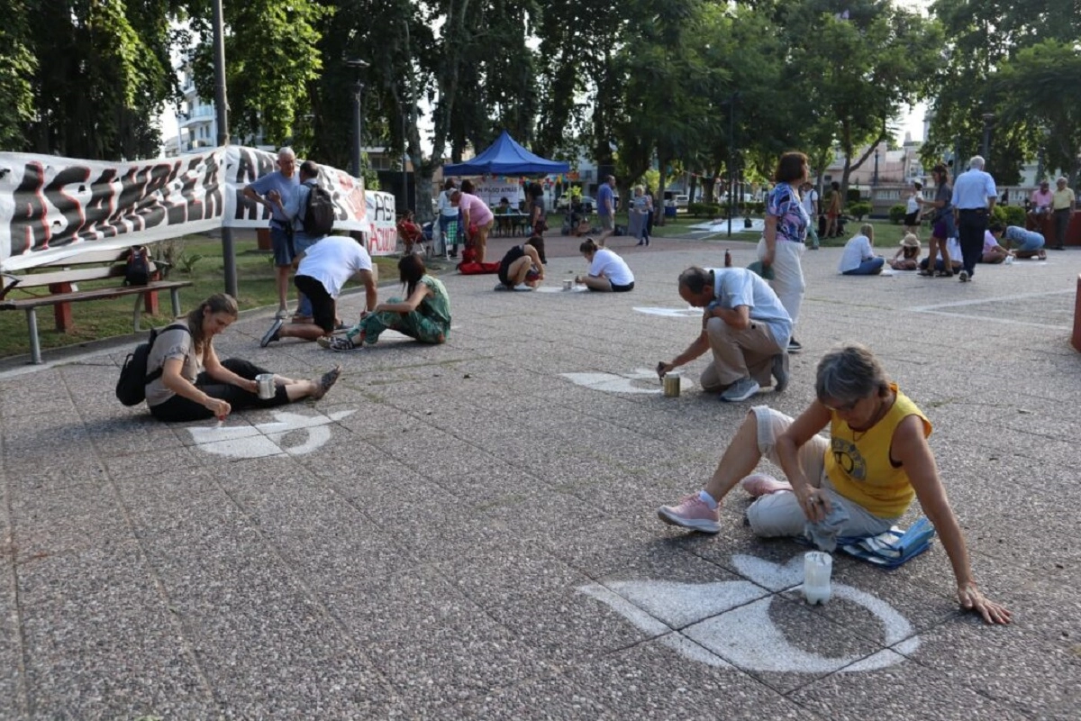 Bordado colectivo de pa&ntilde;uelos en  Plaza San Mart&iacute;n