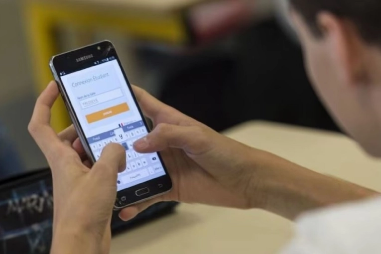 Presentaron un proyecto de ley para regular el uso de dispositivos m&oacute;viles en las aulas