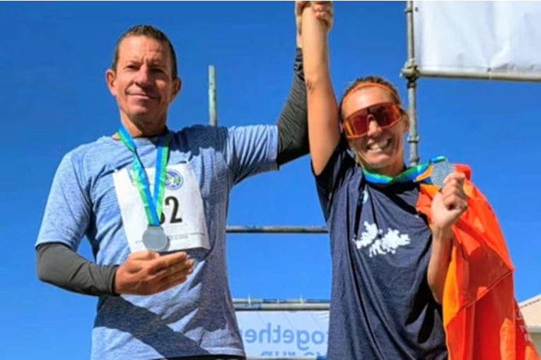 Una argentina gan&oacute; el marat&oacute;n de las Islas Malvinas y se lo dedic&oacute; a los ca&iacute;dos