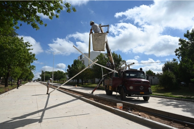 Instalan columnas de alumbrado p&uacute;blico en el tramo que se reconstruye del boulevard Mart&iacute;nez