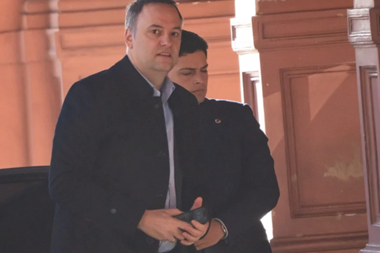 Denuncian a Manuel Adorni por presuntas irregularidades en contrataciones y la concesi&oacute;n de Tecn&oacute;polis