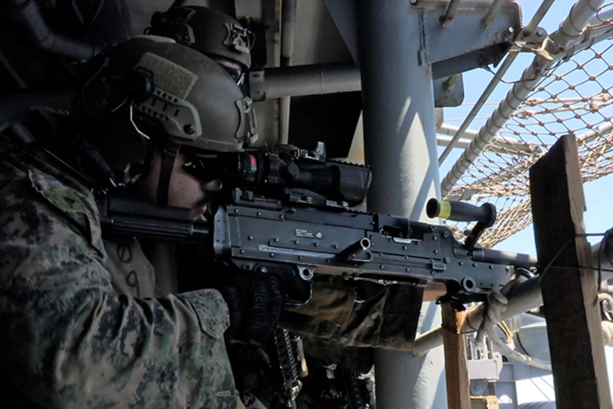 Un soldad desde el buque de asalto USS Tripoli
