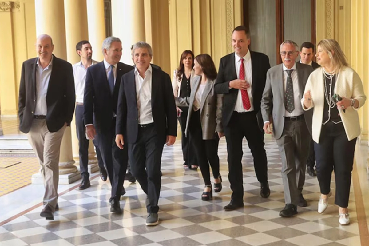 Adorni acompa&ntilde;ado por ministros y asesores