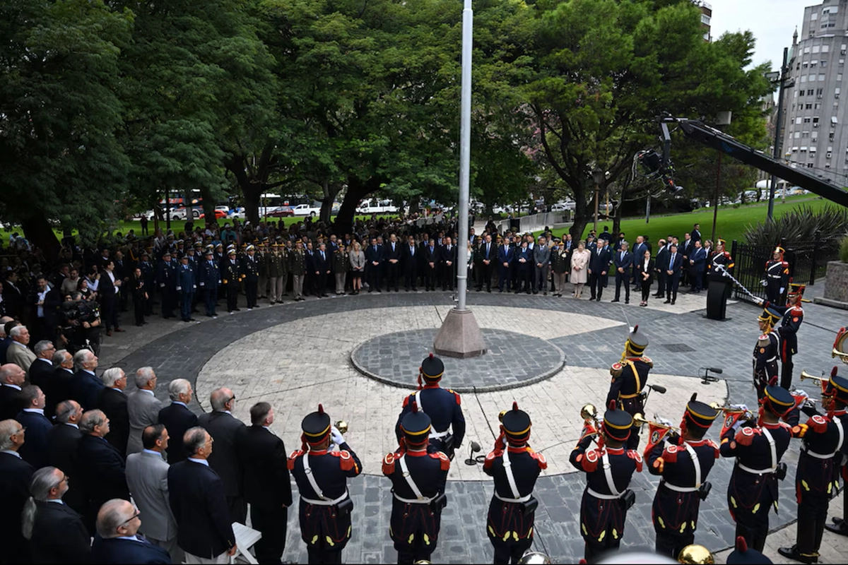 Homenaje a los ca&iacute;dos en la guerra de Malvinas