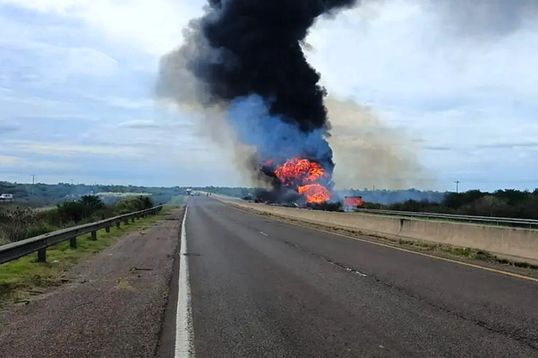 Choque e incendio en el kil&oacute;metro 61 de la autov&iacute;a 14 con amplio despliegue de bomberos