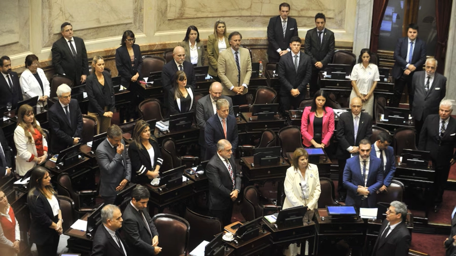 <i>El oficialismo y la oposici&oacute;n dialoguista durante la sesi&oacute;n extraordinaria </i>