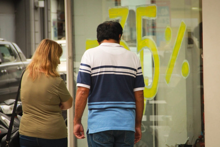 Ante la ca&iacute;da del consumo, comerciantes de la ciudad apuestan a promociones y descuentos