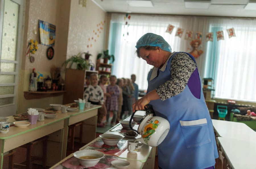 <i>Bebida caliente para los ni&ntilde;os en un jard&iacute;n de infancia durante un corte de energ&iacute;a</i>