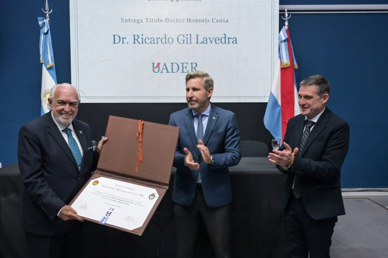 Gil Lavedra recibi&oacute; el Doctor Honoris Causa de la Uader con respaldo de autoridades provinciales