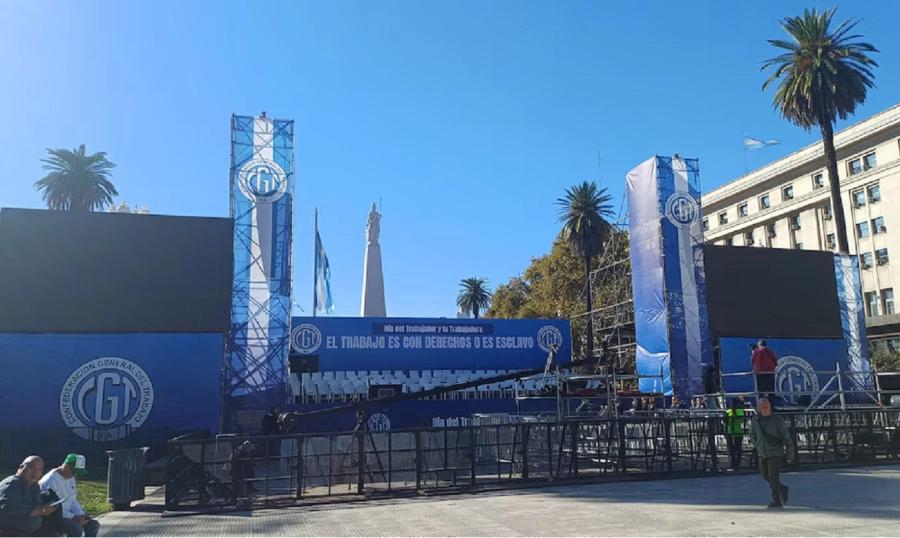 <i>El escenario instalado en la Plaza de Mayo donde la CGT realizar&aacute; el acto por el D&iacute;a del Trabajador</i>