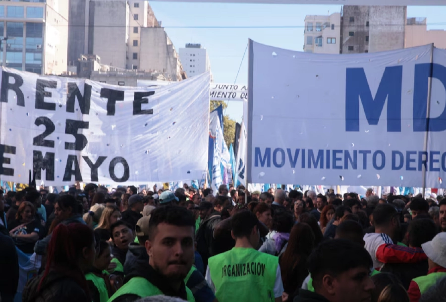<i>Alrededores de la Plaza de Mayo con la participaci&oacute;n de una multitud </i>