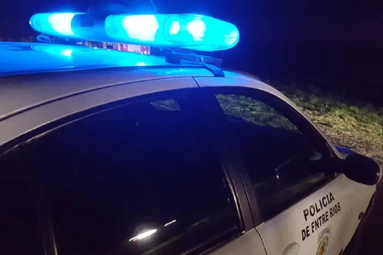 Vecinos retuvieron a un hombre tras sorprenderlo sobre los techos de una vivienda