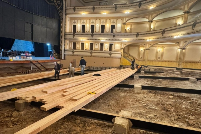 Treinta y siete tirantes de Ubajay sostendr&aacute;n el nuevo piso del Teatro Gualeguaych&uacute;
