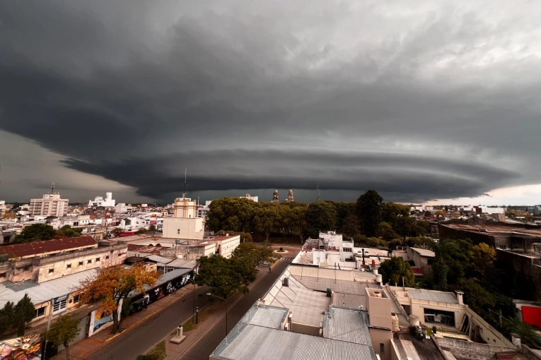 Temporal en Gualeguaych&uacute;: diluvio, granizo y alerta amarilla por tormentas