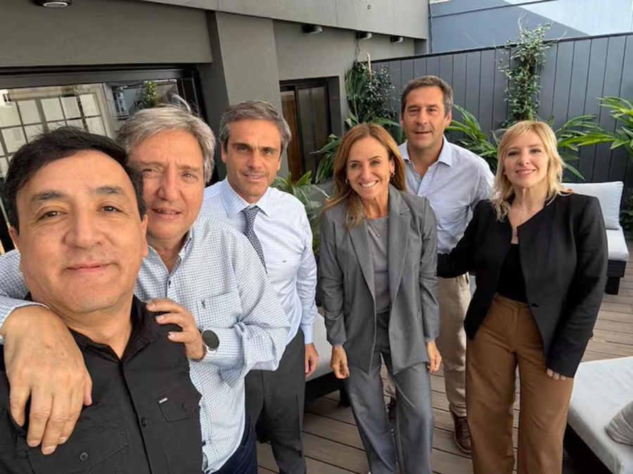 <i>Pablo Grasso, intendente de R&iacute;o Gallegos, junto a los diputados Emir F&eacute;lix (Mendoza), Guillermo Michel (Entre R&iacute;os), Victoria Tolosa Paz (Buenos Aires); Juan Pablo Luque (Chubut) y Moira Lanesan (Santa Cruz)</i>
