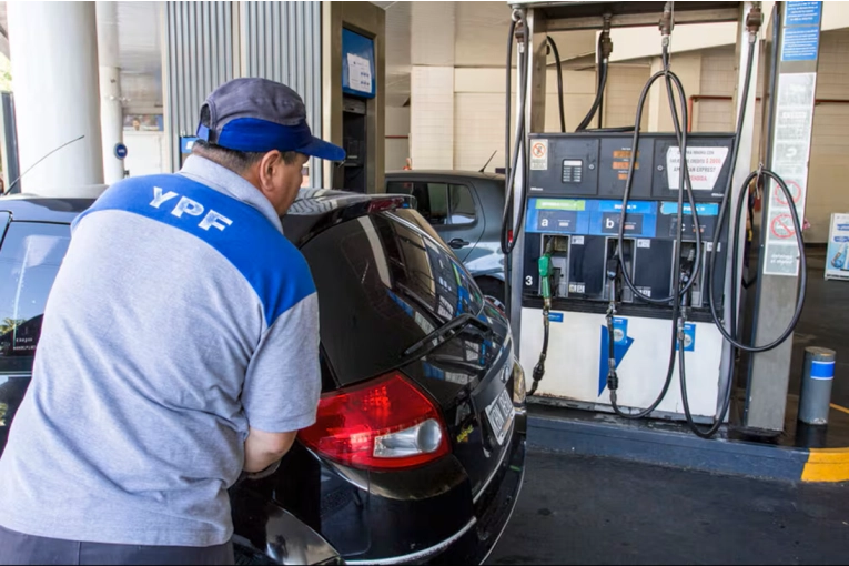 YPF define este lunes si habr&aacute; aumento de la nafta tras vencer el acuerdo de 45 d&iacute;as
