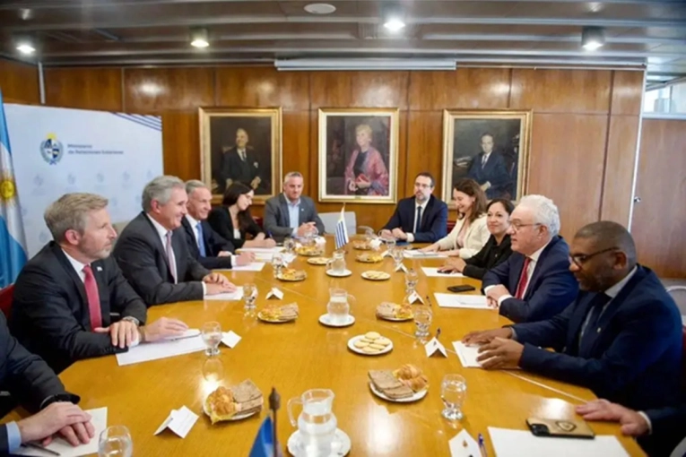 Frigerio viaja con Quirno a Uruguay para hablar de la relocalizaci&oacute;n de HIF Global