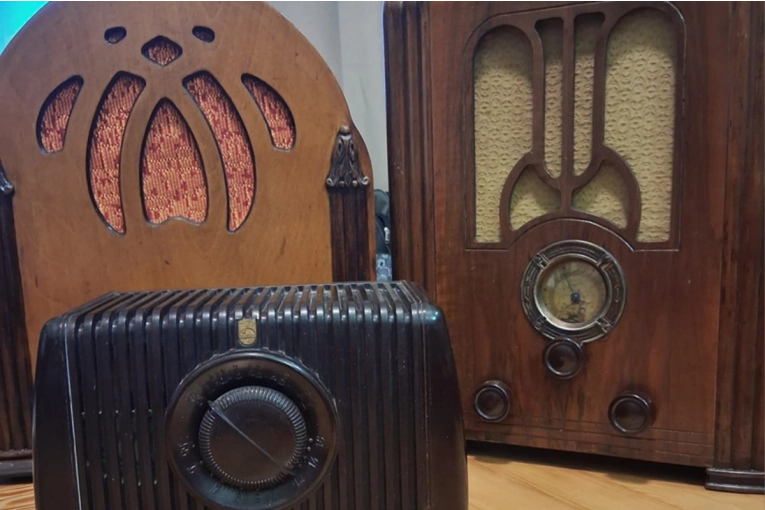 Inauguran una muestra de radios antiguas en Casa De Deken