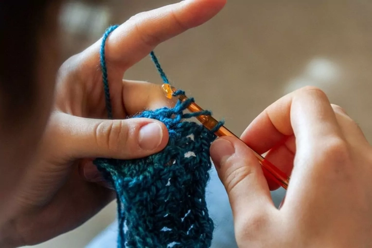 Invitan a personas mayores a participar de un taller gratuito para tejer escarapelas al crochet