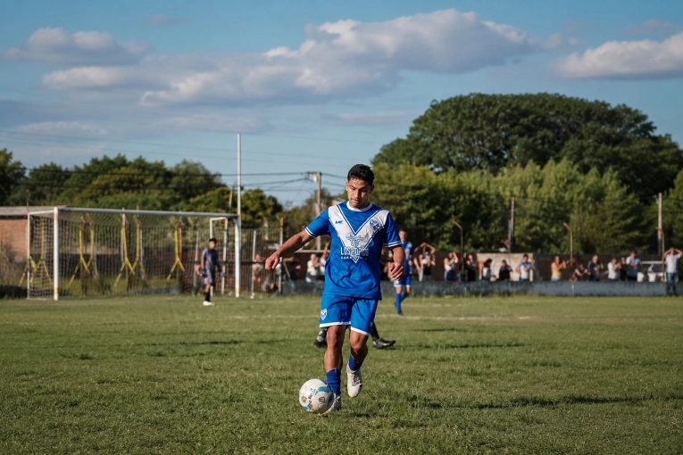 Un futbolista de la ciudad ser&aacute; operado de la cabeza y pide una mano para salir adelante