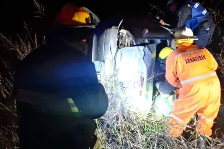 Volc&oacute; sobre Ruta 12 y qued&oacute; atrapado dentro del auto