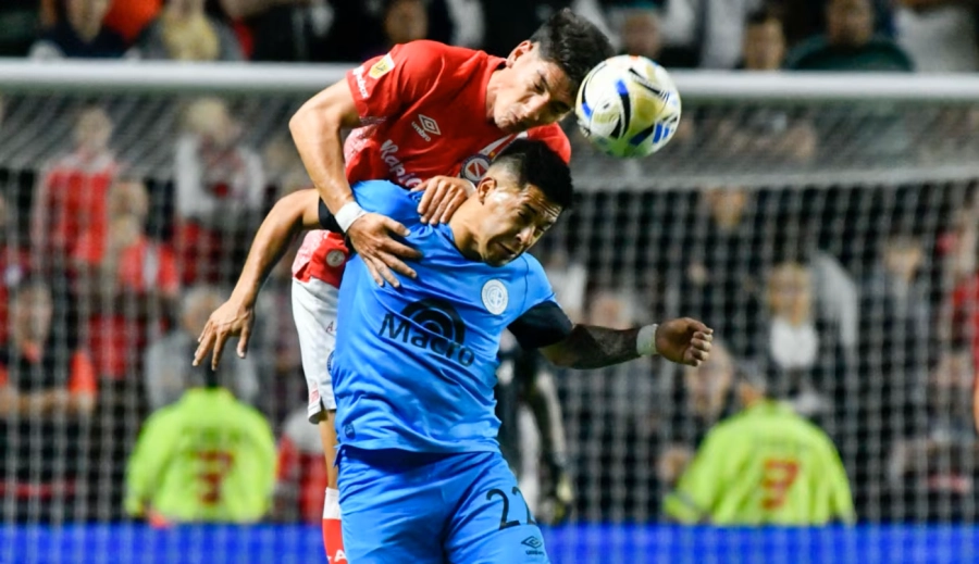 <i>Argentinos Juniors y Belgrano se ven las caras este domingo en una de las semifinales del Torneo Apertura 2026</i>