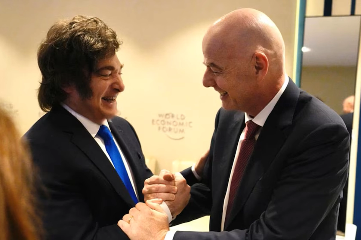 Milei saluda al presidente Gianni Infantino (FIFA)