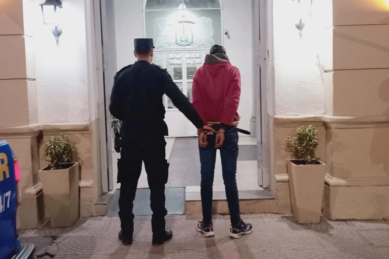 Detuvieron a un hombre con pedido de captura mientras caminaba por la v&iacute;a p&uacute;blica