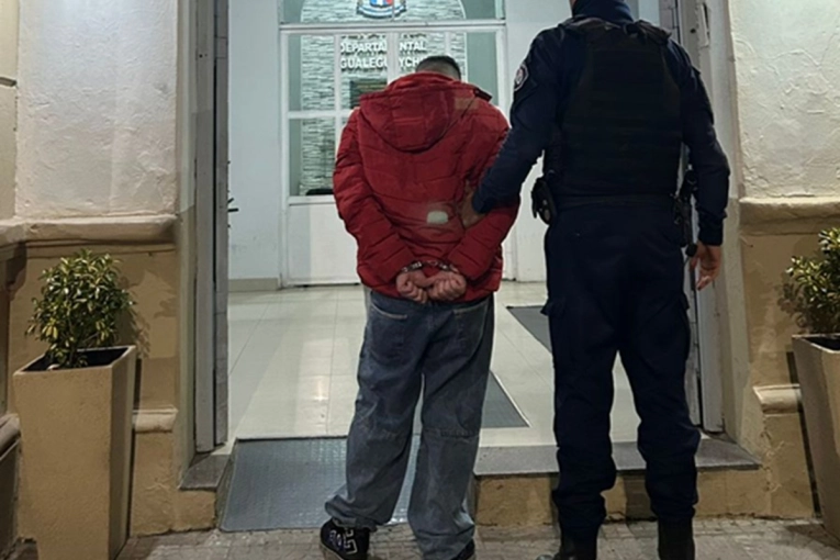 Un hombre fue detenido acusado de incendiar la ropa de su expareja