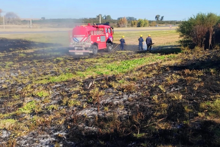 Los Bomberos Voluntarios controlaron un incendio de banquina en el kil&oacute;metro 83
