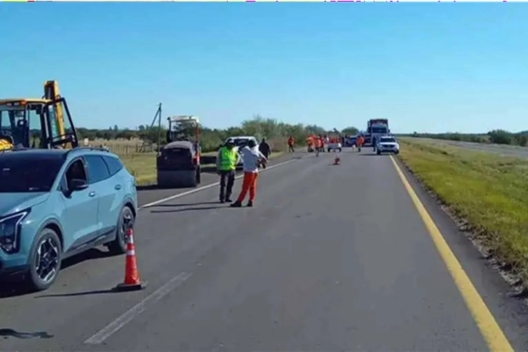 Un cami&oacute;n atropell&oacute; a un obrero entrerriano que hac&iacute;a tareas de bacheo en la ruta 14