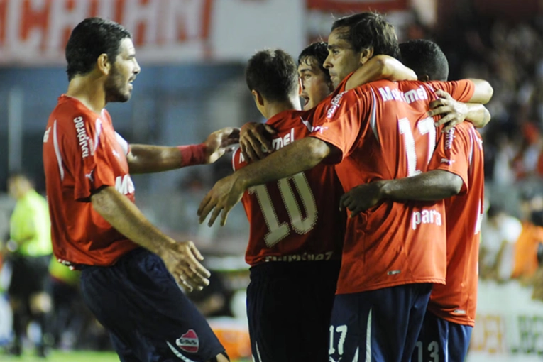 Detuvieron a dos ex jugadores de Independiente por intentar retirar una camioneta secuestrada