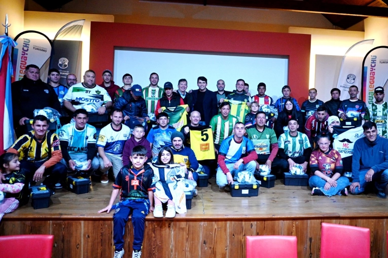 M&aacute;s de 80 equipos recibieron pelotas oficiales y botiquines de primeros auxilios
