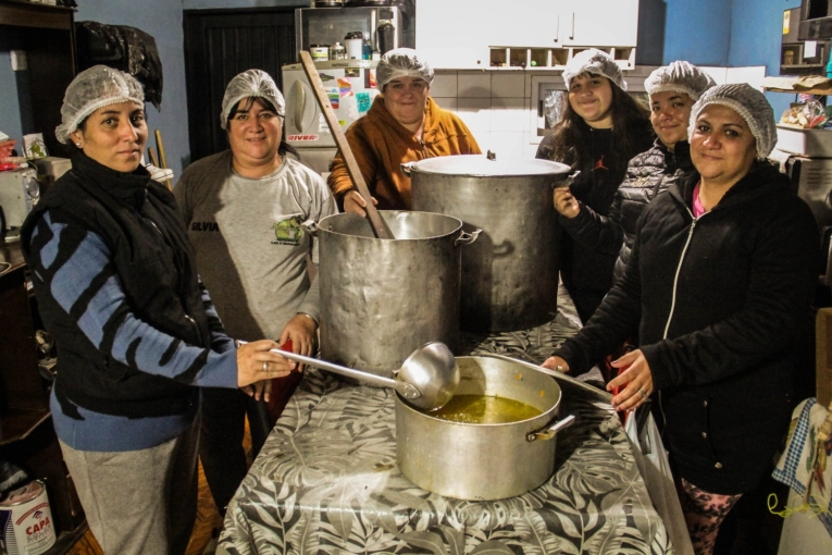 Feria y solidaridad: la reinvenci&oacute;n del comedor Las Tres Hermanas para alimentar a 90 familias