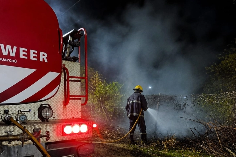 En la madrugada de hoy, un m&oacute;vil de Bomberos control&oacute; un incendio de terreno barrial