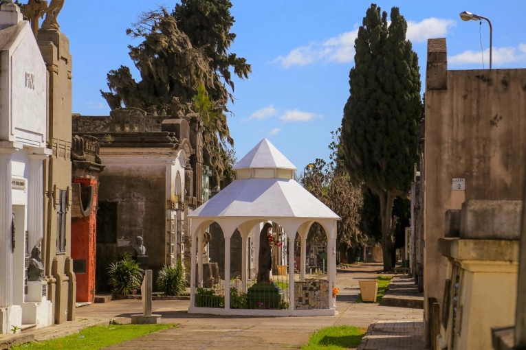 Desde el Cementerio piden reemplazar recipientes de vidrio por pl&aacute;stico para prevenir accidentes