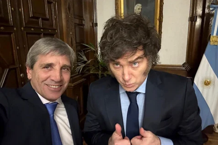 Contradicci&oacute;n entre Milei y Caputo por la pobreza: difieren en dos millones
