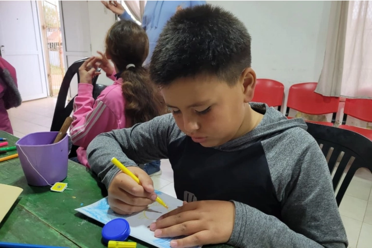 Brindan apoyo escolar a los estudiantes de nivel primario en los barrios