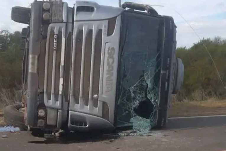 Tres personas resultaron heridas tras el vuelco de un cami&oacute;n en la Ruta 12