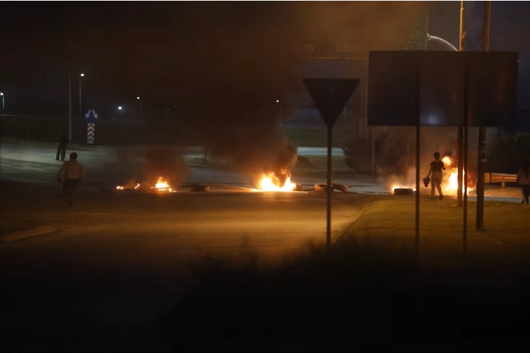 &ldquo;Vamos a prender fuego todo&rdquo;: la noche de furia que se vivi&oacute; en C&oacute;rdoba tras el hallazgo de los restos de Agostina Vega