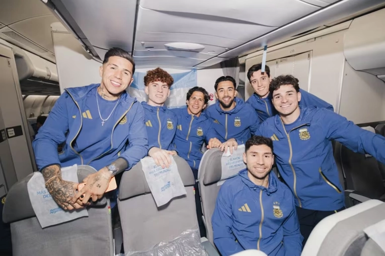 En la madrugada de este domingo la Selecci&oacute;n Argentina inici&oacute; su viaje a Estados Unidos para defender el t&iacute;tulo