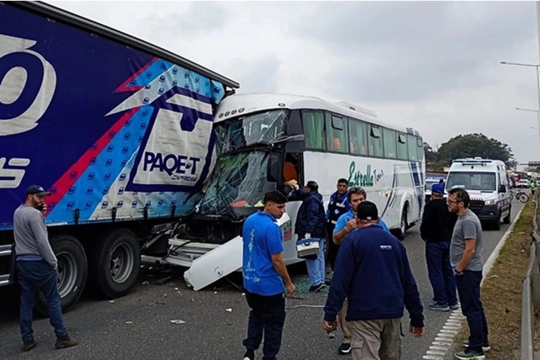 Un micro choc&oacute; de atr&aacute;s contra un cami&oacute;n de Gualeguaych&uacute; en la Panamericana