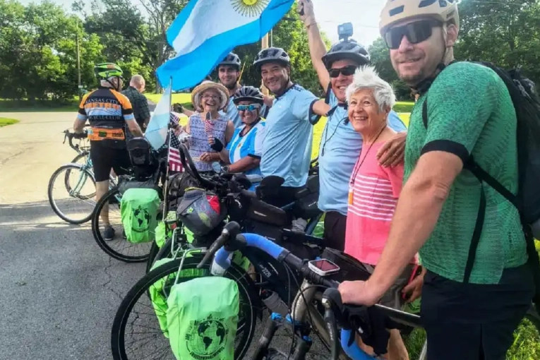 Una caravana de bicicletas, banderas y baile: as&iacute; recibieron a los biciviajeros de Gualeguaych&uacute; en el final de su traves&iacute;a por 17 pa&iacute;s