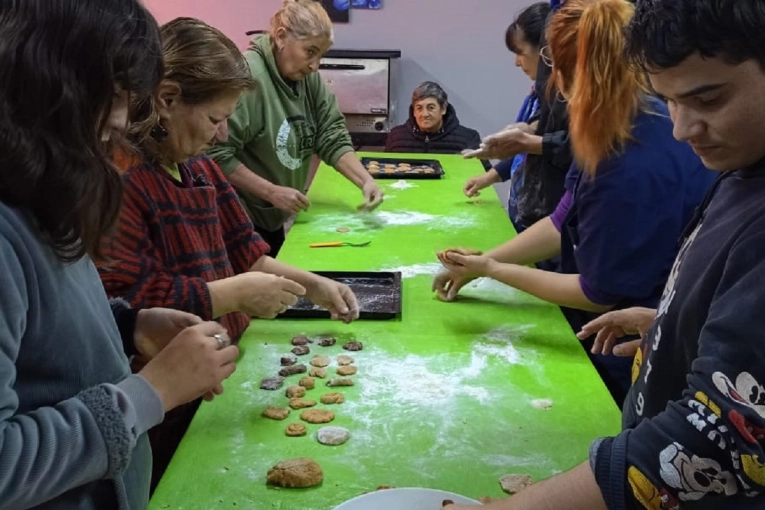 Vecinos y estudiantes participaron del Taller de Cocina Saludable en el CAPS San Francisco